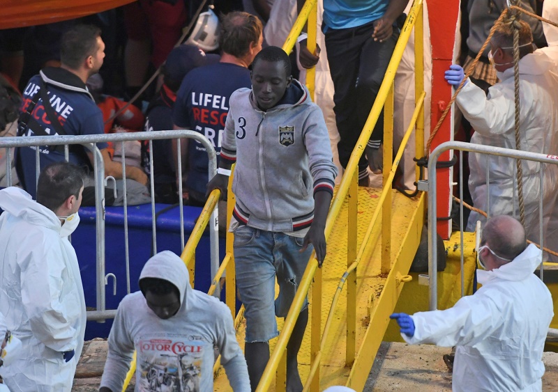 Η Μάλτα δέχτηκε τελικά τους 62 μετανάστες που παρέμεναν για μέρες εγκλωβισμένοι σε πλοίο