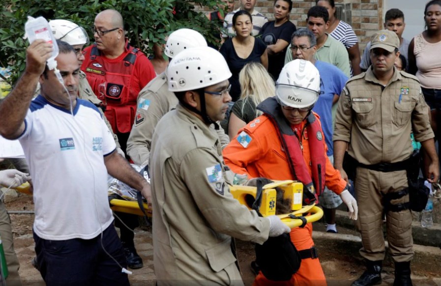 Επτά τουλάχιστον νεκροί από κατάρρευση κτιρίων σε φαβέλα του Ρίο (Photos)