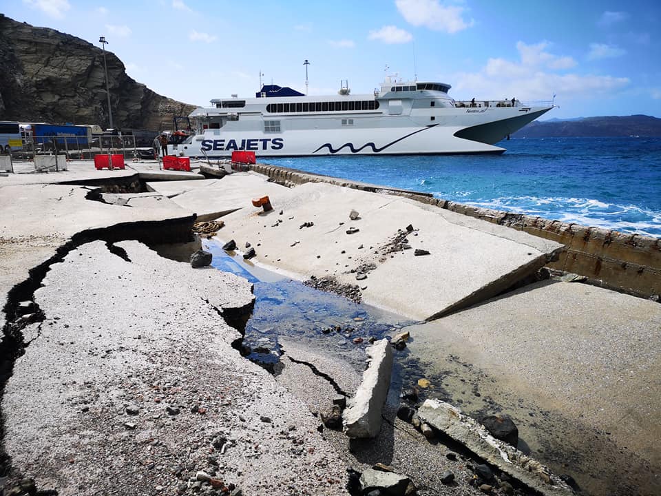 Στο λιμάνι της Σαντορίνης προβλήτας υπέστη καθίζηση με κλίση προς τη θάλασσα (Photos)