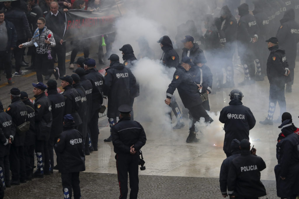 Σοβαρά επεισόδια στα Τίρανα, διαδηλωτές ζήτησαν την παραίτηση Ράμα (Photos+Video)