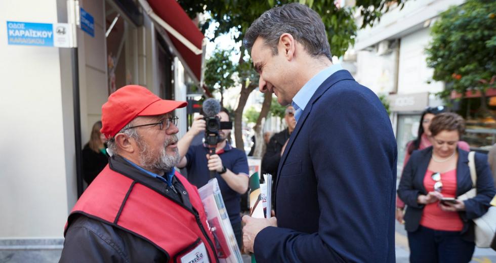 Πωλητής περιοδικού «Σχεδία» αποκαθιστά την αλήθεια: Το… 1 ευρώ του Κυριάκου και η διάψευση περί «στήριξης»! (Video)