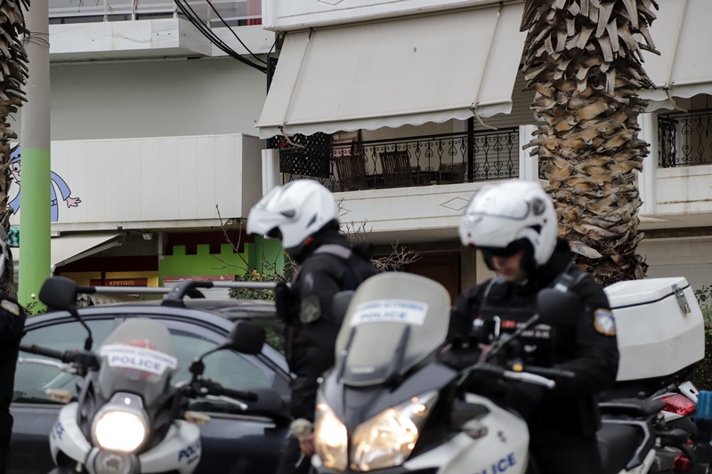 Βόλος: Αστυνομικοί έσωσαν 14χρονη από αυτοκτονία με τα σώματα τους