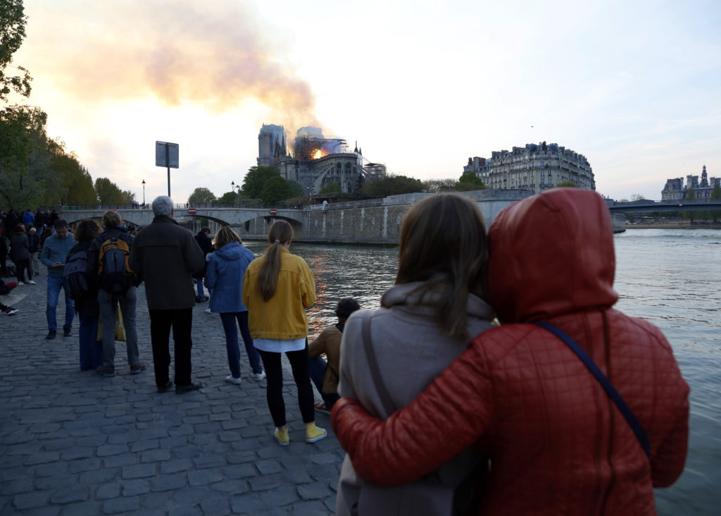 Φωτιά στην Παναγία των Παρισίων: Κάτοικοι και τουρίστες παρακολουθούν την καταστροφή ενός μνημείου 1.000 ετών (Photos)