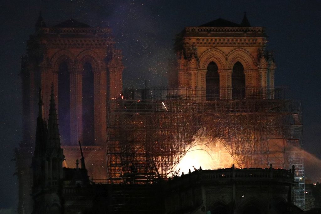 «Σοκαρισμένο» το Βατικανό από την πυρκαγιά στην Παναγία των Παρισίων
