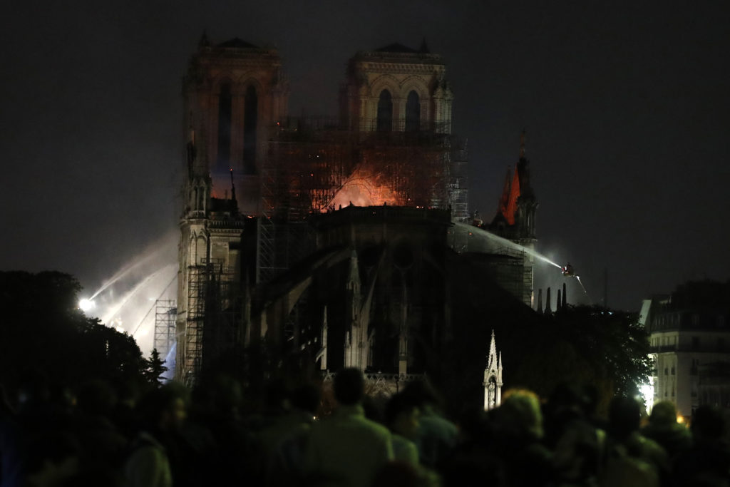 Γάλλος αξιωματούχος: Η Παναγία των Παρισίων σώθηκε από ολική καταστροφή