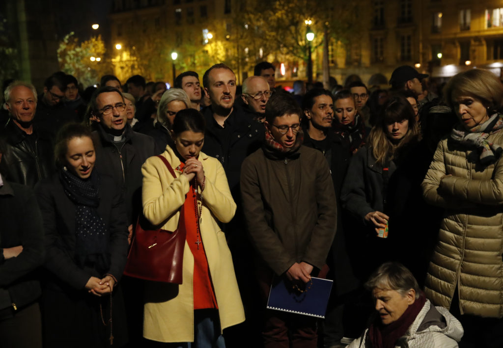 Εκατοντάδες Γάλλοι προσεύχονται μπροστά στη φλεγόμενη Παναγία των Παρισίων (Video & Photos)