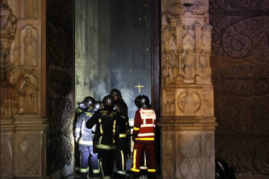 Οι πρώτες εικόνες από την καταστροφή του εσωτερικού της Παναγίας των Παρισίων (Video)