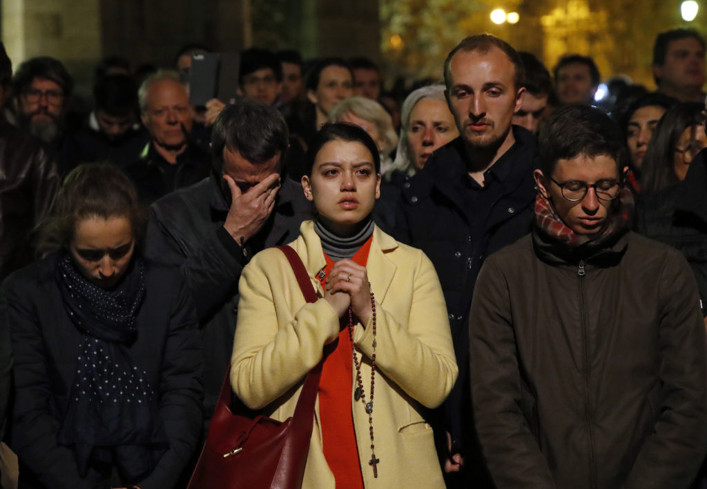 «Quelle catastrophe» Παγκόσμια θλίψη και τα ερωτήματα για τα αίτια – «Θα ανοικοδομηθεί εκ νέου η Παναγία των Παρισίων» λέει ο Μακρόν (Video & Photos)