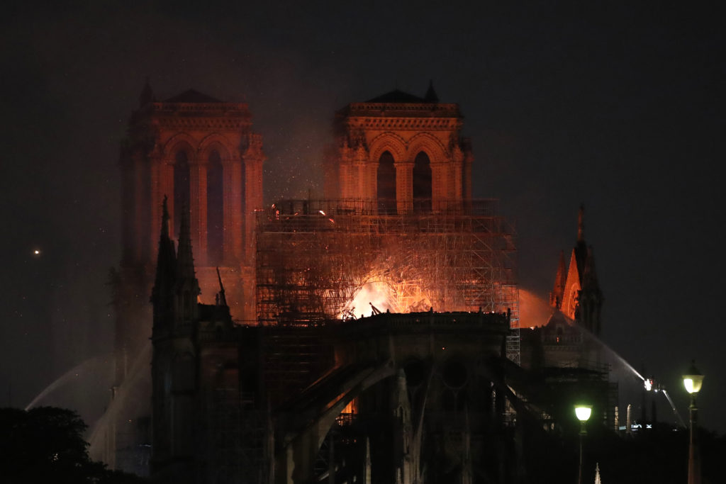Παναγία των Παρισίων: Ο Βίκτορ Ουγκώ είχε περιγράψει την φωτιά στο θρυλικό του βιβλίο