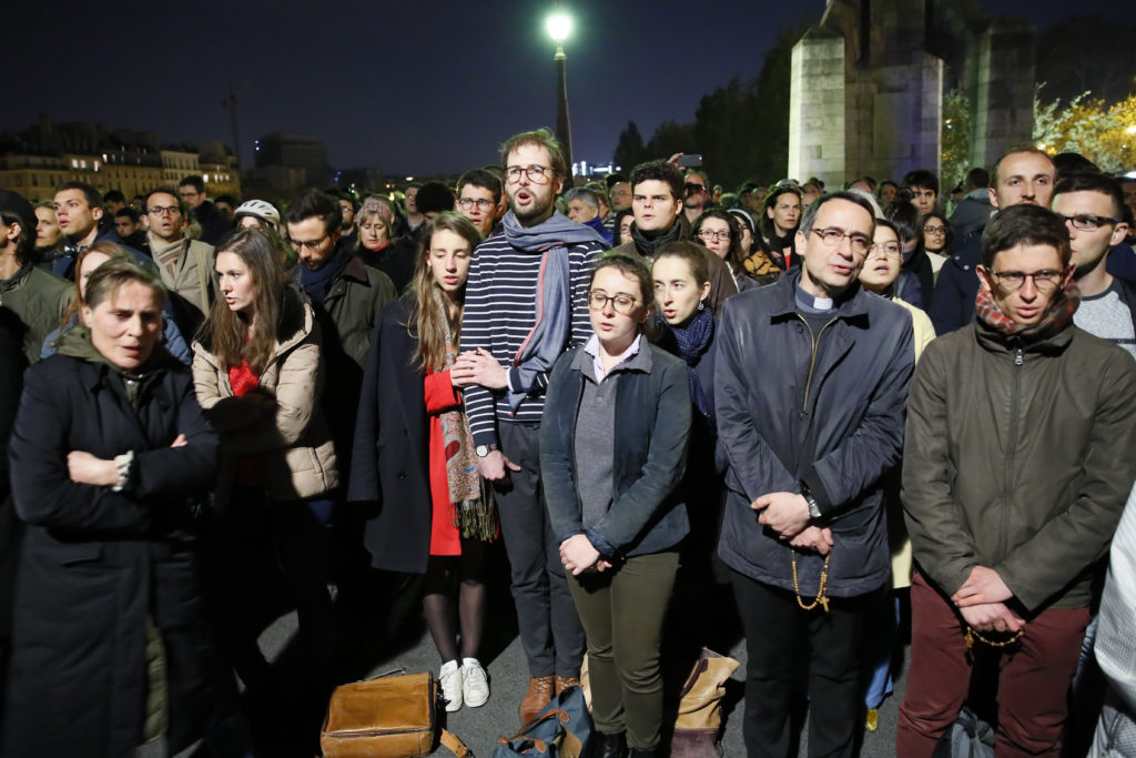 Παναγία των Παρισίων: Το πλήθος συγκλονισμένο χειροκροτεί τους πυροσβέστες (Video)