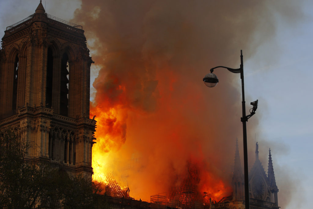 Παναγία των Παρισίων: Χτίστηκε σε δύο αιώνες αλλά κάηκε σε μία ώρα – Γιατί εξαπλώθηκε τόσο γρήγορα η φωτιά