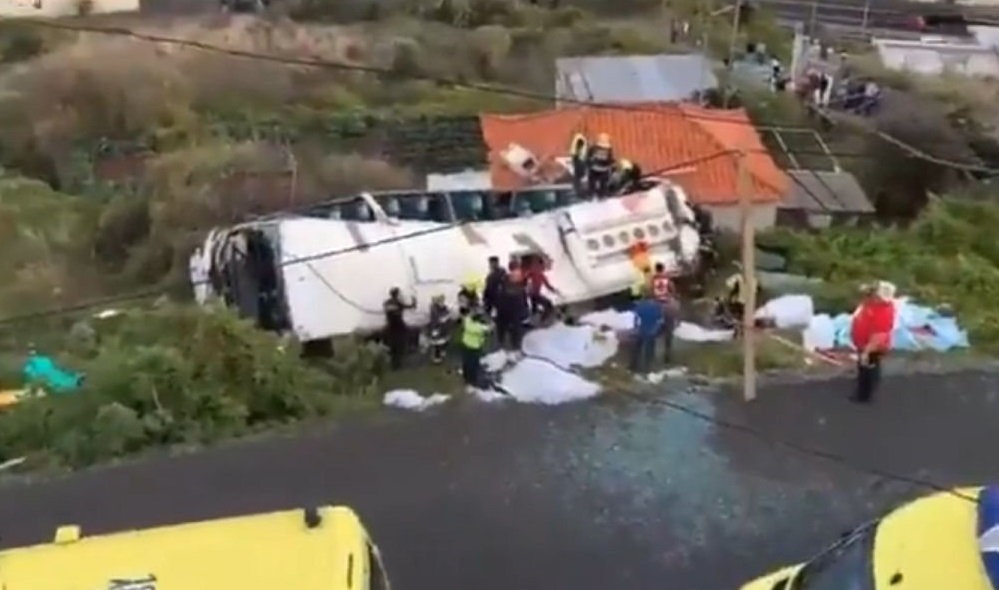 Τραγωδία στην Πορτογαλία: Ανατράπηκε τουριστικό λεωφορείο – Δεκάδες νεκροί (Video)