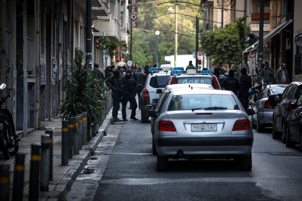 Εξάρχεια: Νέα διπλή επιχείρηση της ΕΛ.ΑΣ σε καταλήψεις – Πάνω από 70 προσαγωγές (Photos)