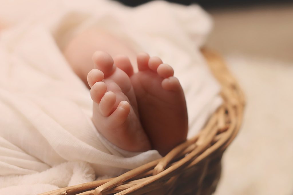 Φρίκη στο Αίγιο: Βρέθηκε νεκρό μωρό σε κάδο – Η μητέρα νοσηλεύεται φρουρούμενη