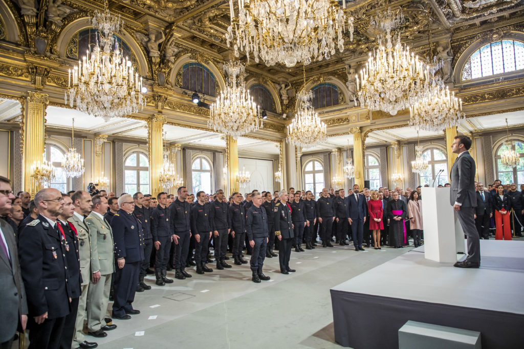 H Γαλλία τιμά στους πυροσβέστες που έσωσαν την Παναγία των Παρισίων – Μια κάμερα μπορεί να δώσεις τις απαντήσεις