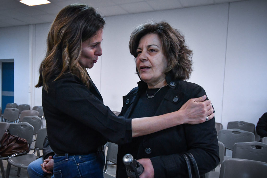 Μπέττυ Μπαζιάνα από τη δίκη της Χρυσής Αυγής: «Αυτό που θα γίνει εδώ θα είναι ένα μήνυμα για όλους μας» – Η αγκαλιά με τη Μάγδα Φύσσα (Photos)