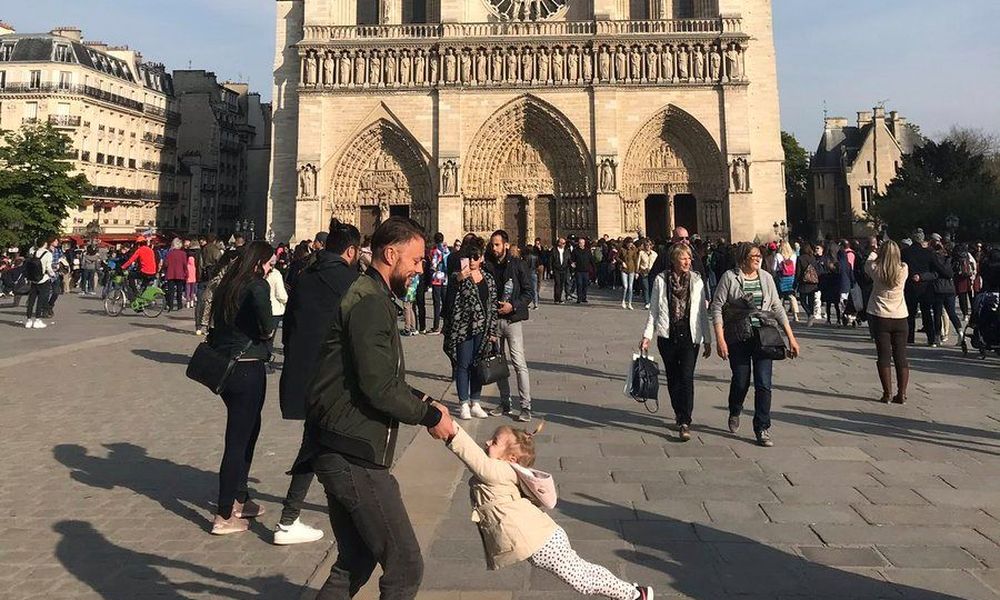 Το twitter τα κατάφερε – Βρέθηκαν πατέρας και κόρη που έγιναν viral έξω από την Παναγία των Παρισίων