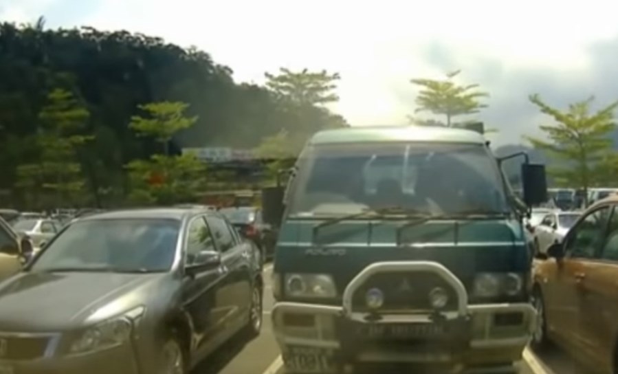 Η ανατριχιαστική στιγμή που ο Εγκέλαδος «χτυπά» την Ταϊβάν – «Χορεύουν» τα αυτοκίνητα (Video)