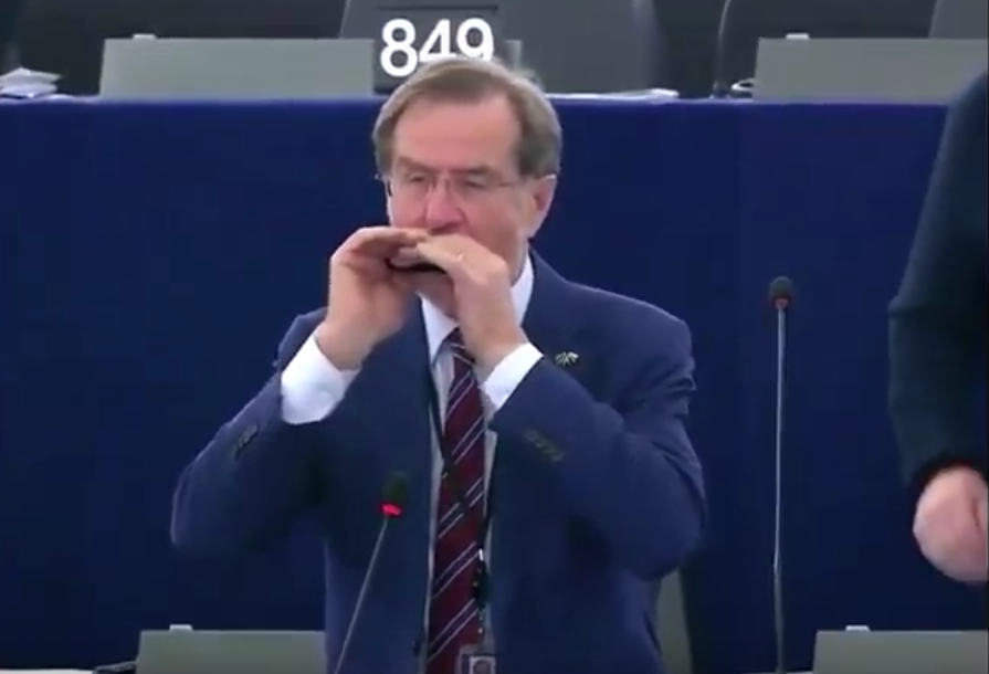 Σλοβένος ευρωβουλευτής είπε «αντίο» παίζοντας Μπετόβεν με την… φυσαρμόνικα του (Video)