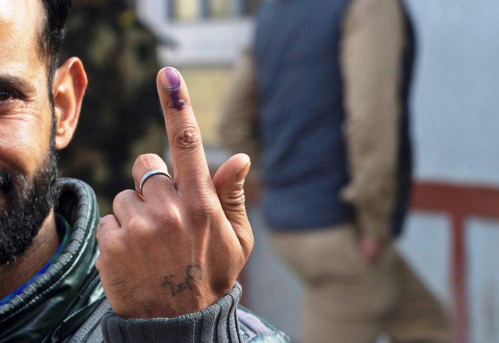 Ψήφισε λάθος κόμμα και έκοψε το δάκτυλό του… στην Ινδία! (Video)