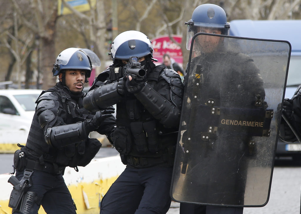 Γαλλία: 60.000 αστυνομικοί και χωροφύλακες πάλι στους δρόμους για τα «κίτρινα γιλέκα»