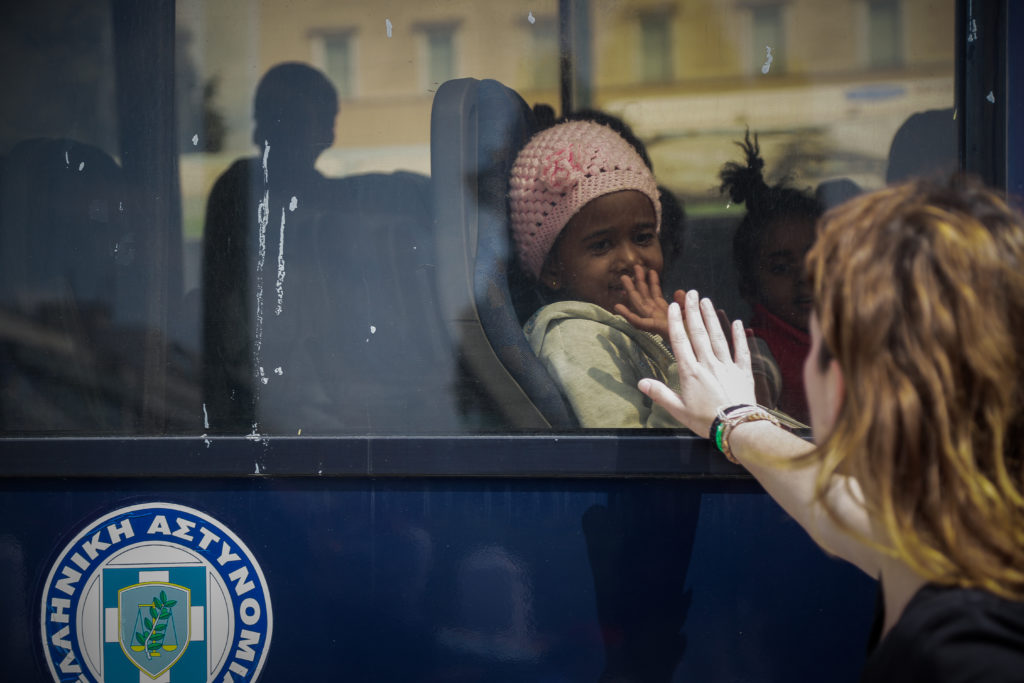 Εκκενώθηκε το Σύνταγμα από τους πρόσφυγες – Θα μετεγκατασταθούν στα Γρεβενά (Photos)