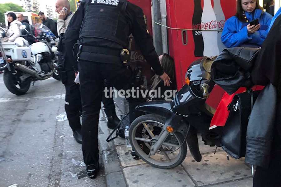 Θεσσαλονίκη: Πέταξε τη σύζυγό του από το αυτοκίνητο μπροστά στα παιδιά τους (Photos)