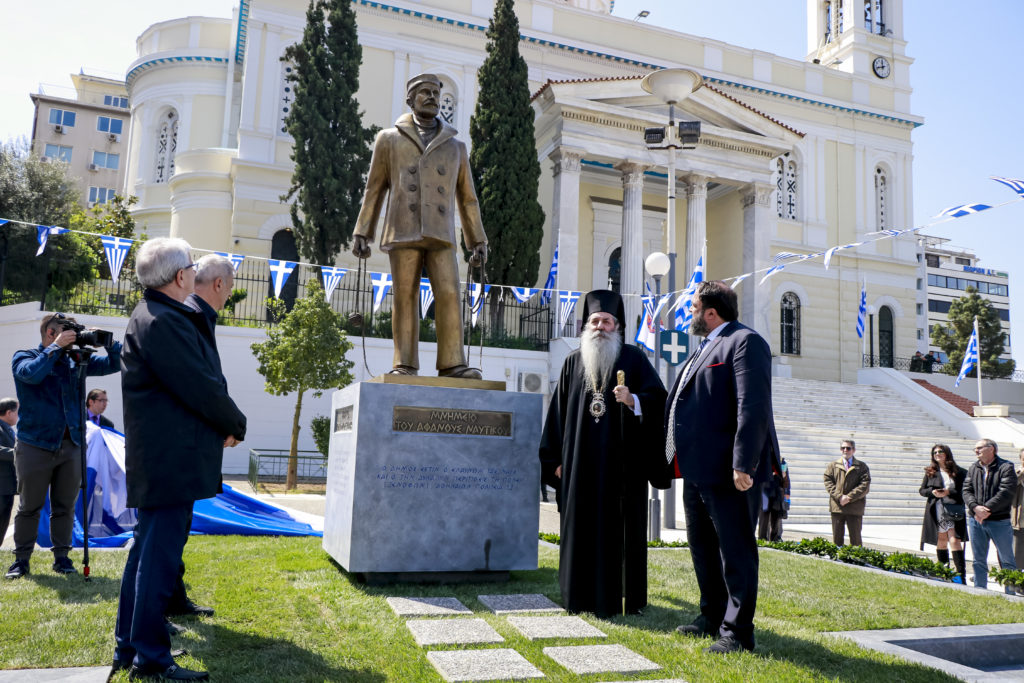 Ο Μαρινάκης εγκαινίασε μνημείο… «Αφανούς Ναύτη», αλλά οι ναυτικοί τον χαρακτηρίζουν «προκλητικό και κυνικό» για τη χορηγία του! (Photos)