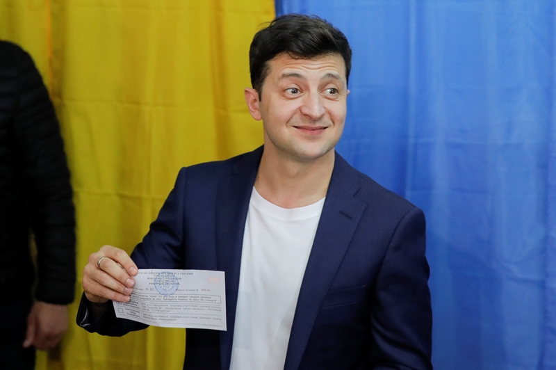 Ουκρανικές εκλογές: Ο κωμικός ηθοποιός Βολόντιμιρ Ζελένσκι νέος πρόεδρος σύμφωνα με τα έξιτ πολ