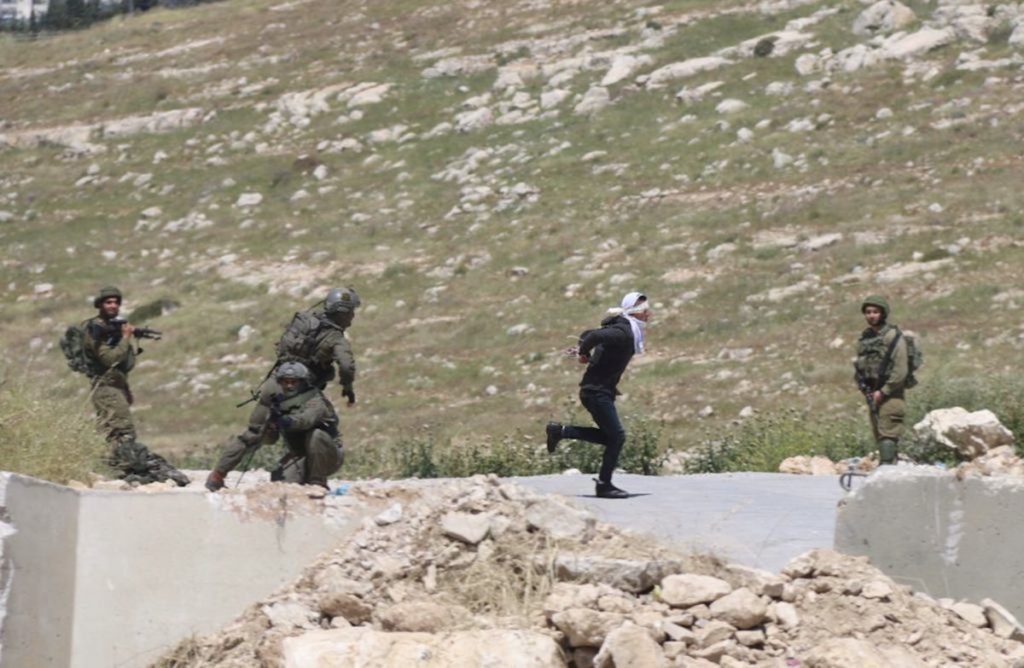 Ισραηλινοί πυροβόλησαν 16χρονο Παλαιστίνιο που είχε δεμένα τα μάτια και τα χέρια