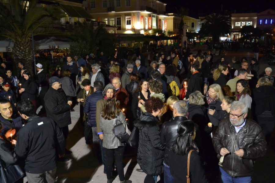 Μαζικό το σιωπηλό συλλαλητήριο «για τον ένα χρόνο από τη ντροπή της πλατείας Σαπφούς» στη Μυτιλήνη