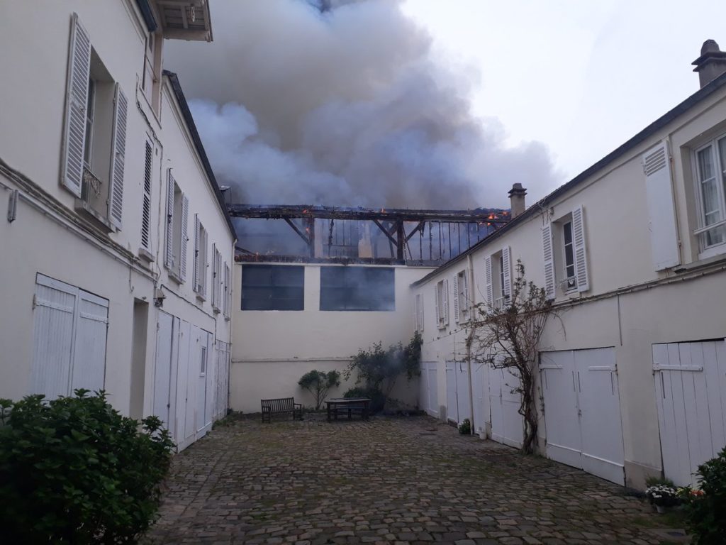 Γαλλία: Υπό έλεγχο η μεγάλη πυρκαγιά στις Βερσαλλίες (Photos-Video)
