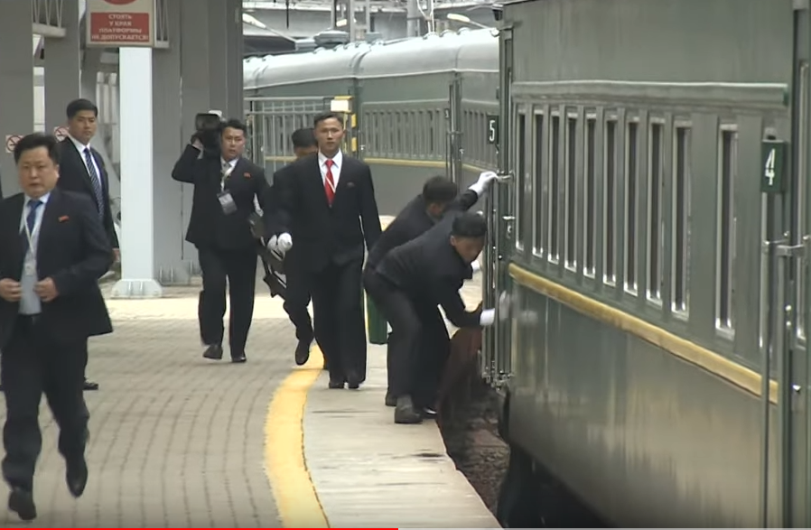 Τρέχουν και πάλι οι σωματοφύλακες του Κιμ – Με τα πανιά στα χέρια γυαλίζουν το τρένο ενώ κινείται (Video)