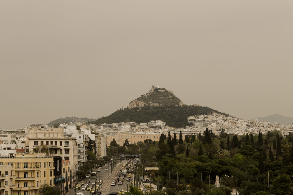 Η αφρικανική σκόνη «κάλυψε» την Αθήνα – Τι προβλέπεται για τις επόμενες μέρες (Photos)