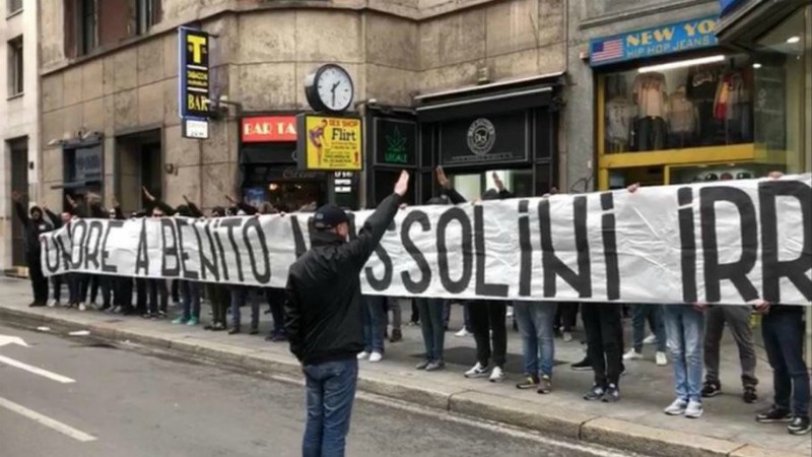 Σάλος στην Ιταλία: Φασίστες οπαδοί σήκωσαν πανό υπέρ του Μουσολίνι