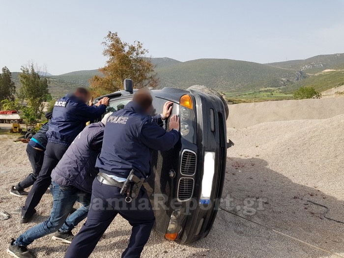 Λαμία: Το όχημά του έκανε «τούμπες» αλλά βγήκε χωρίς γρατζουνιά (Photos)