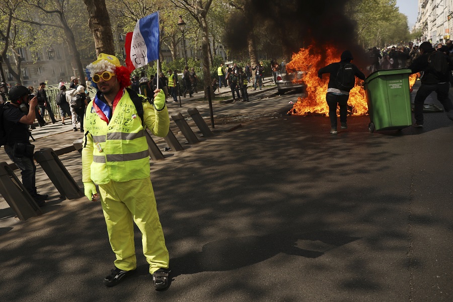 Το 60% των Γάλλων θέλει να σταματήσουν οι κινητοποιήσεις των «κίτρινων γιλέκων»