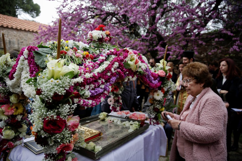 Τα λουλούδια του επιτάφιου: Έθιμα, «φυλαχτά» & «φάρμακα»