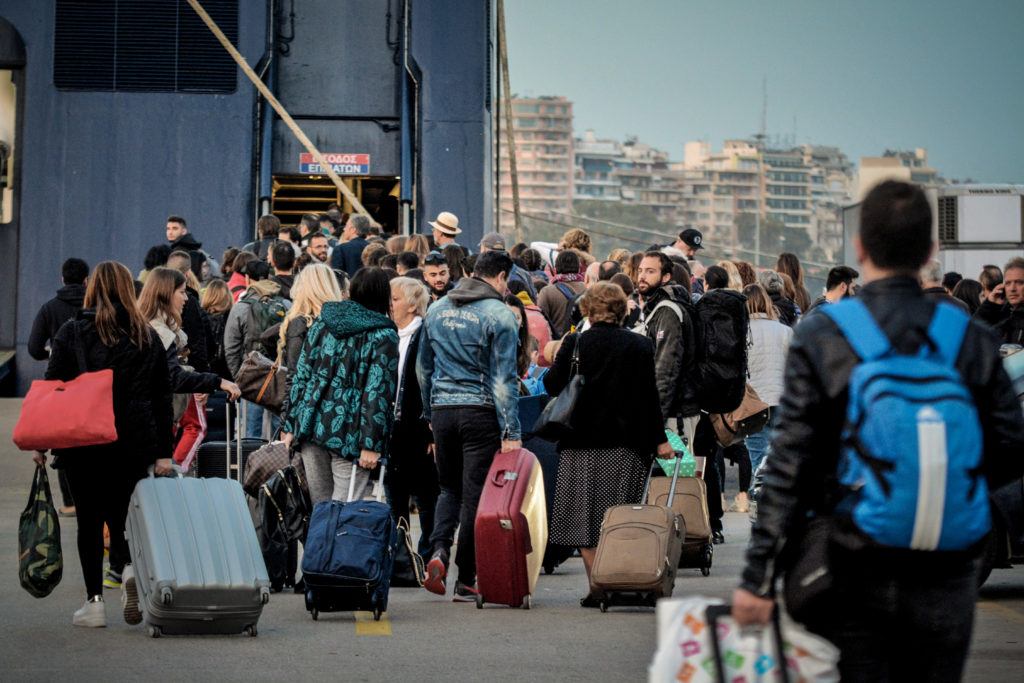 Με αεροπλάνα, τραίνα, λεωφορεία και βαπόρια εγκαταλείπουν την Αθήνα για το Πάσχα