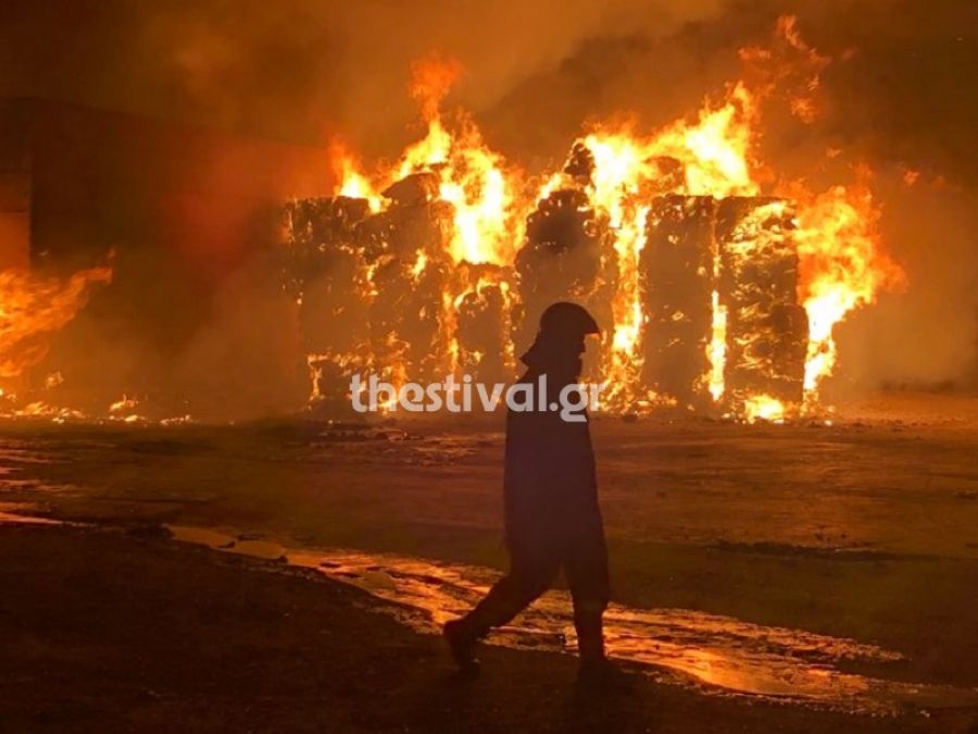 Kατασβέστηκε η μεγάλη φωτιά στο εργοστάσιο ανακύκλωσης της Θεσσαλονίκης (Video)