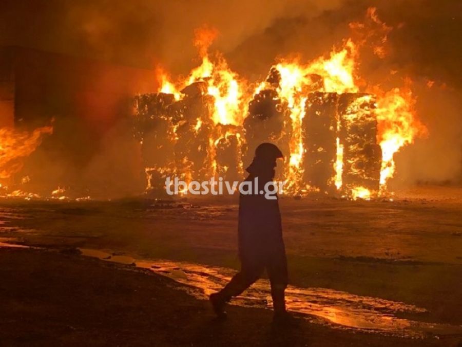 Kατασβέστηκε η μεγάλη φωτιά στο εργοστάσιο ανακύκλωσης της Θεσσαλονίκης (Video)