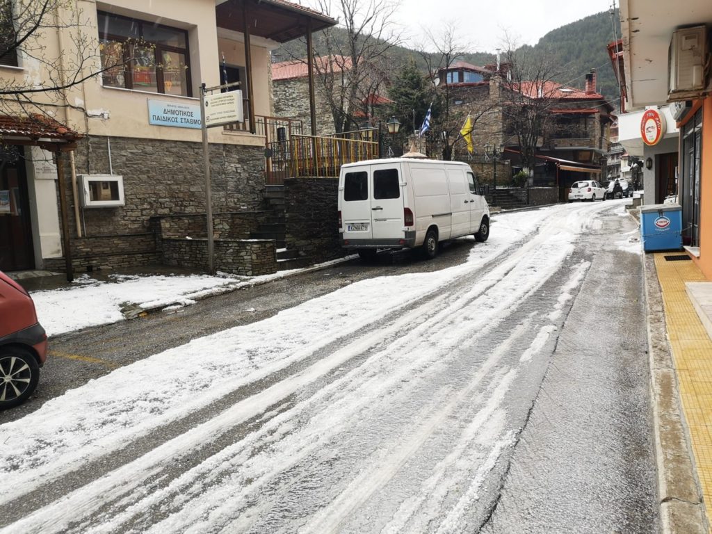 Το Λιβάδι Ελασσόνας άσπρισε από το χαλάζι (εικόνες)