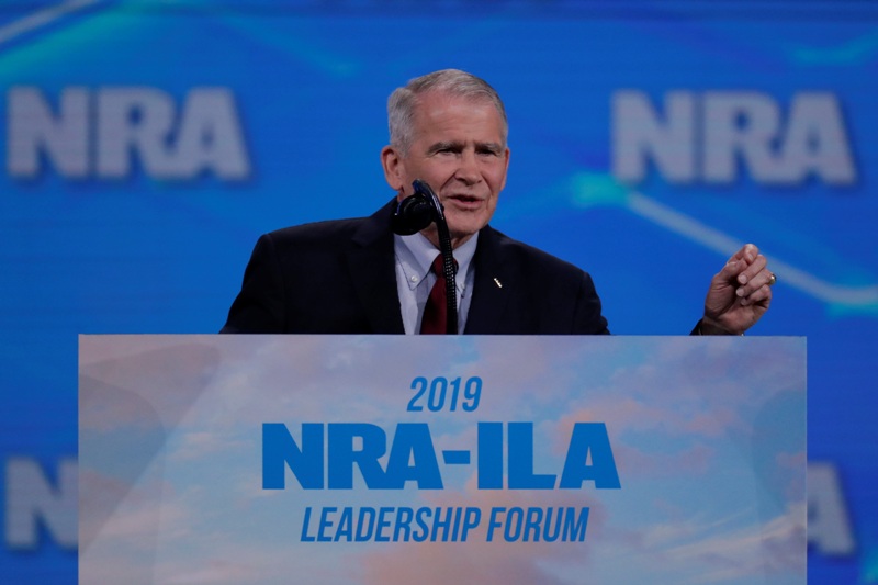 Ο Όλιβερ Νορθ αποσύρεται από την προεδρία του λόμπι των όπλων NRA