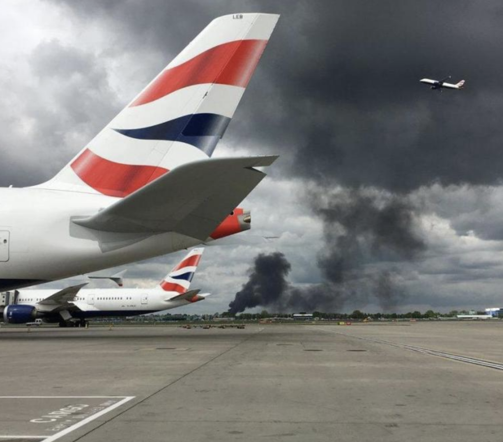 Μεγάλη πυρκαγιά κοντά στο αεροδρόμιο Χίθροου του Λονδίνου (Photos+Video)