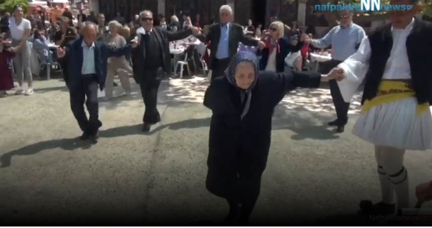 Έκλεψε την παράσταση η αιωνόβια γιαγιά που χορεύει τσάμικο στη Σκάλα Ναυπακτίας