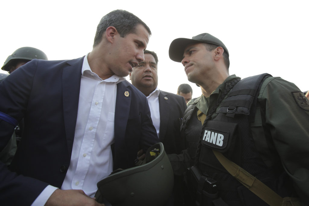 Βενεζουέλα: Σε στρατιωτική εξέγερση καλεί ο Γκουαϊδό – Πραξικόπημα καταγγέλλει ο Μαδούρο (Video & Photos)