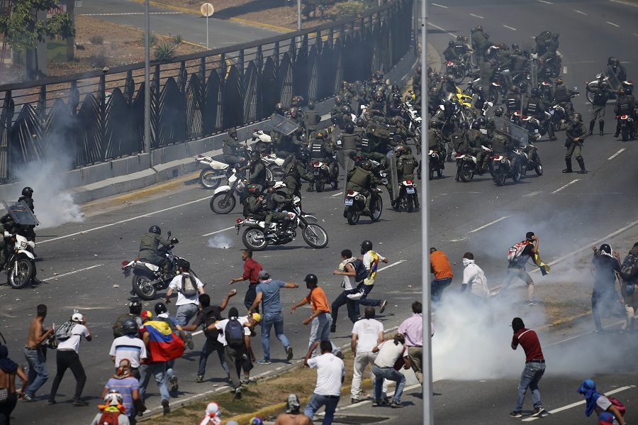 Βίντεο σοκ από την Βενεζουέλα: Όχημα της Εθνοφρουράς έπεσε πάνω σε διαδηλωτές