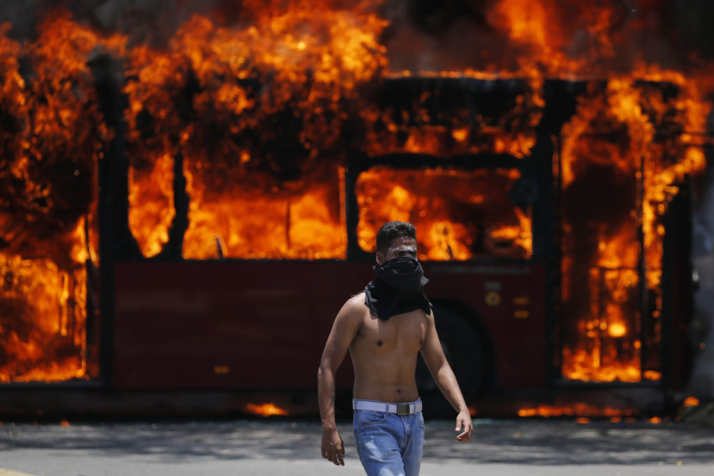 Χάος στη Βενεζουέλα μετά το κάλεσμα Γκουαϊδό για πραξικόπημα – Τραυματίας αξιωματικός από σφαίρα (Video & Photos)