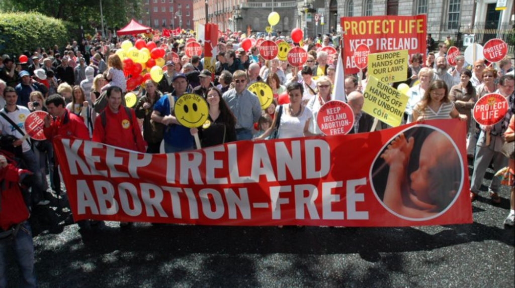 Μεγάλη διαδήλωση κατά των αμβλώσεων στην Ιρλανδία ενόψει δημοψηφίσματος