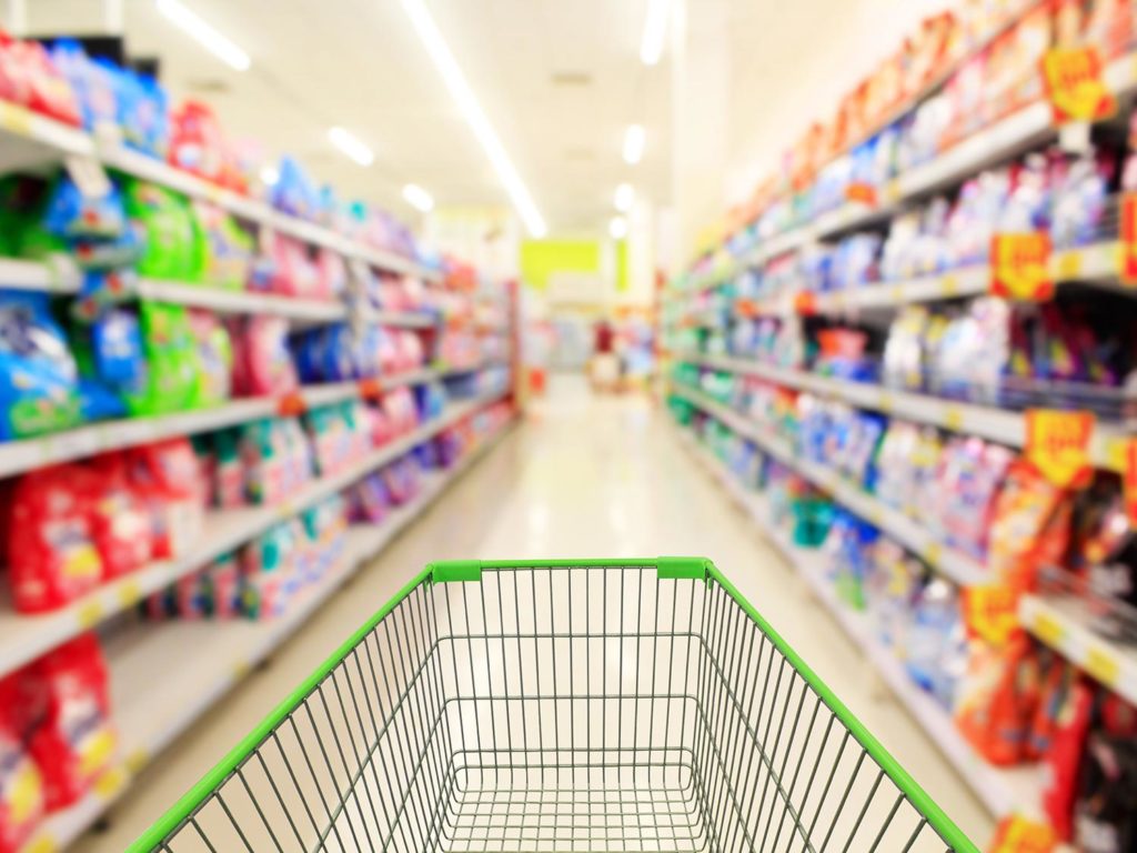 Μείωση των τιμών σε πάνω από 8.400 προϊόντα στα σούπερ μάρκετ – Δείτε τη λίστα
